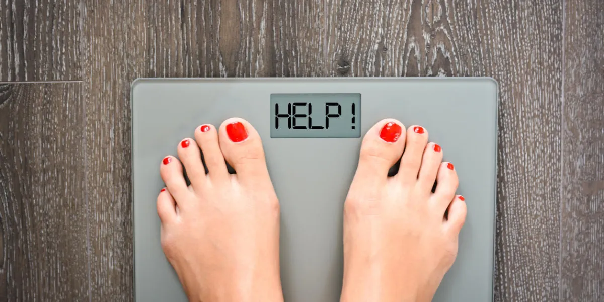 perdre le concept de poids avec une personne sur une échelle de mesure de kilogrammes