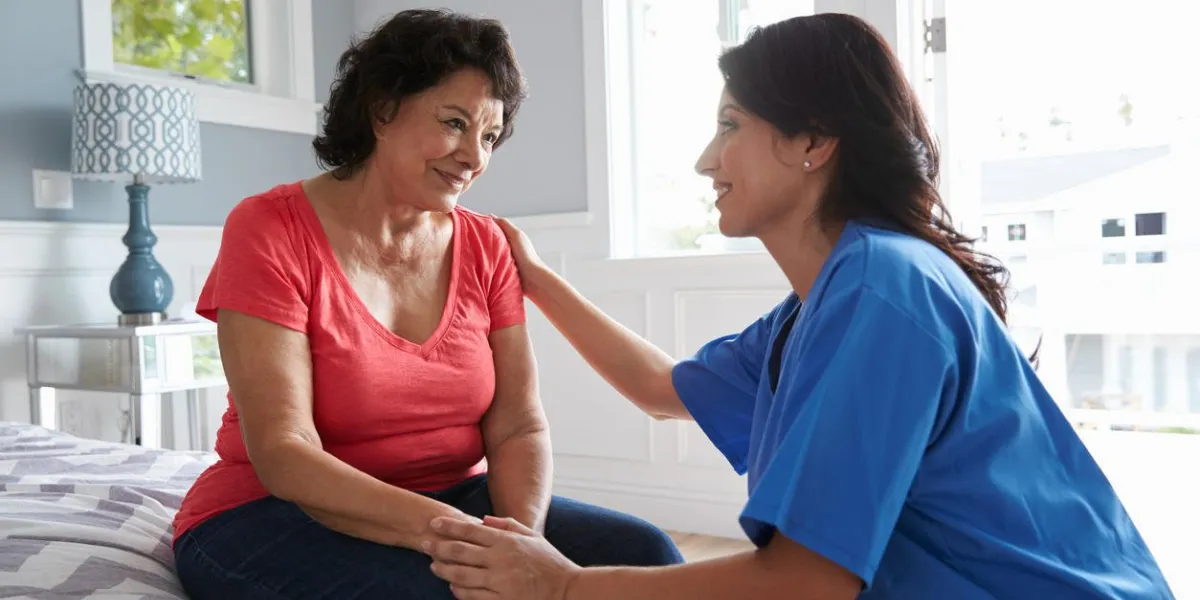 infirmière, rendre, maison, visite, à, hispanique, femme aînée