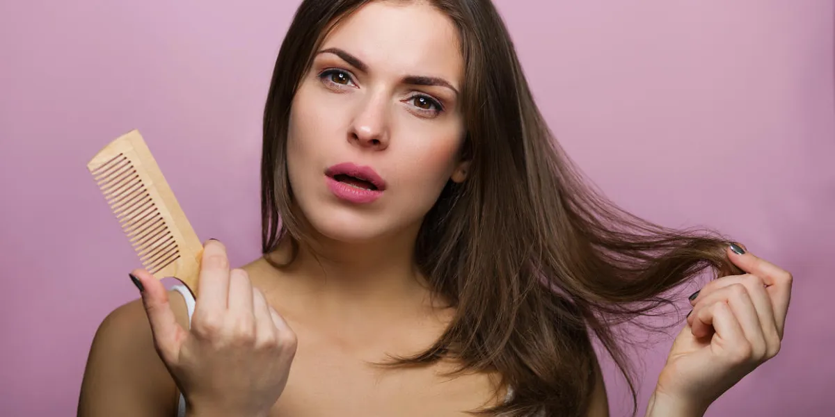 femme se brosser les cheveux avec un peigne en bois femme se brosser les cheveux avec un peigne en bois
