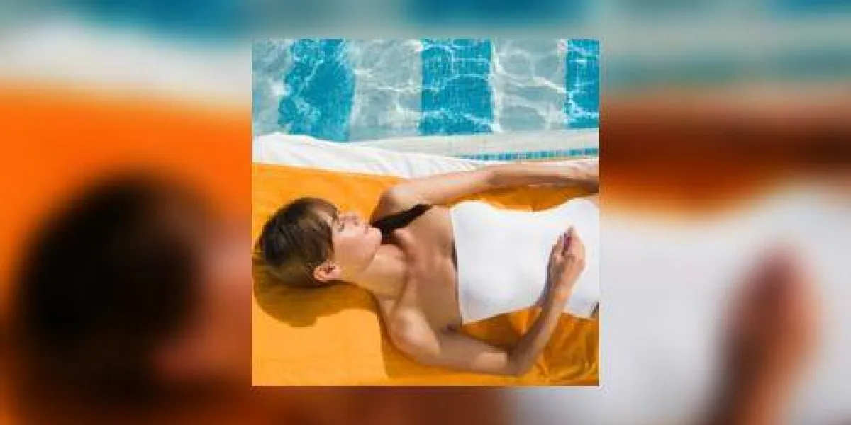 femme relaxante au bord de la piscine femme relaxante au bord de la piscine