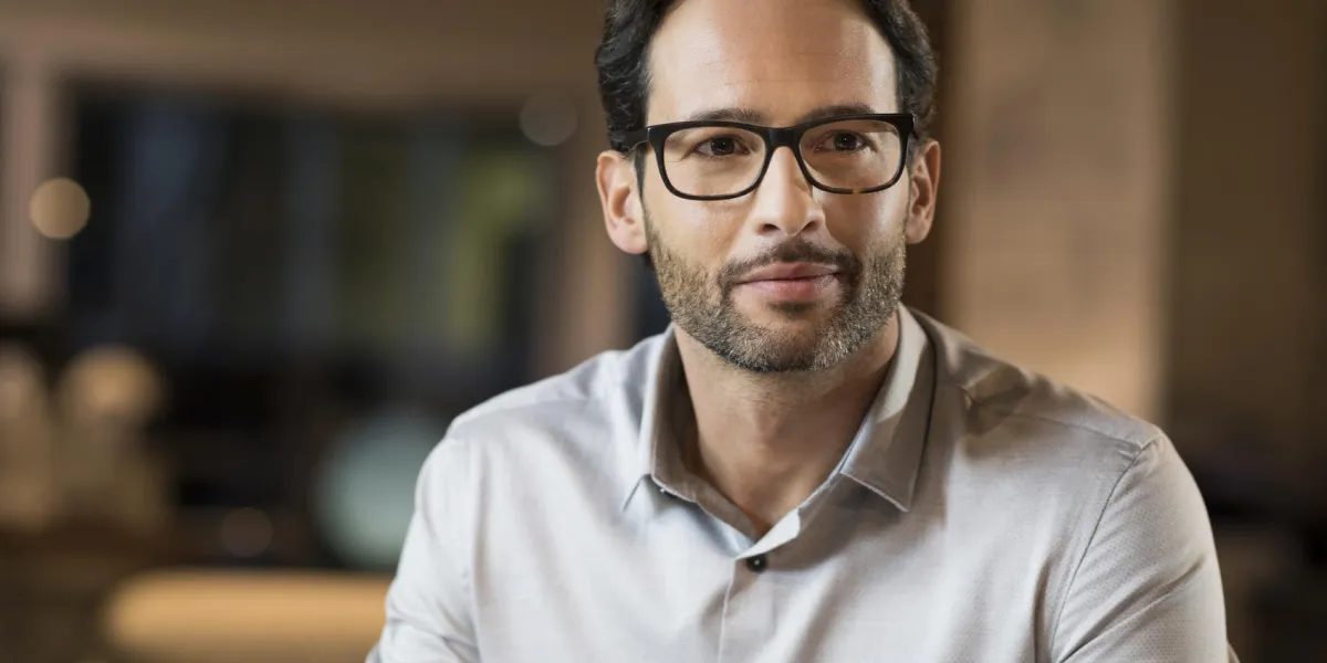 portrait, de, a, beau, jeune homme affaires, porter, lunettes, gros plan, de, sourire, homme affaires, porter, lunettes, penser, homme affaires, porter, lunettes, s'asseoir bureau portrait, de, a, beau, jeune homme affaires, porter, lunettes, gros plan, de, sourire, homme affaires, porter, lunettes, penser, homme affaires, porter, lunettes, s'asseoir bureau