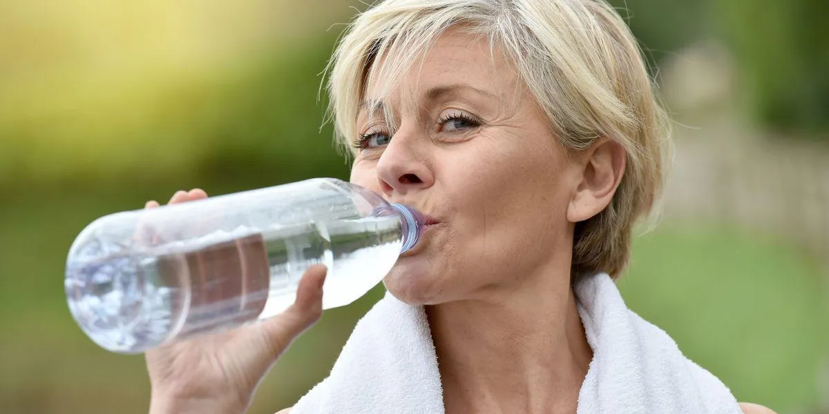 femme senior, eau potable après l'exercice femme senior, eau potable après l'exercice