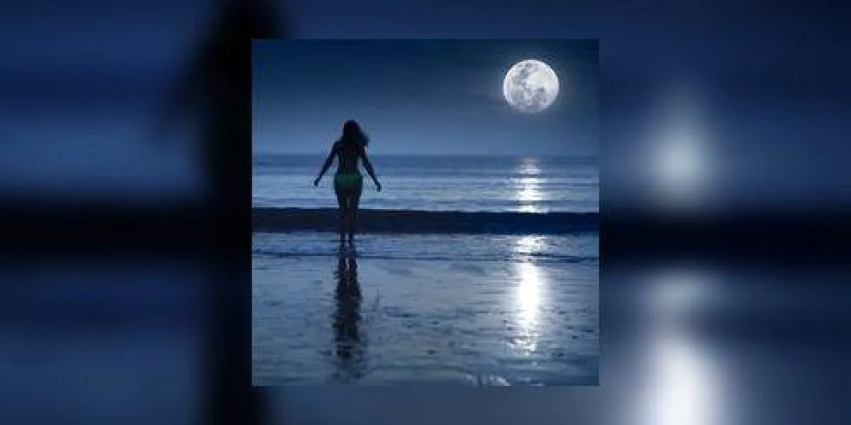 femme va nager sous la lune