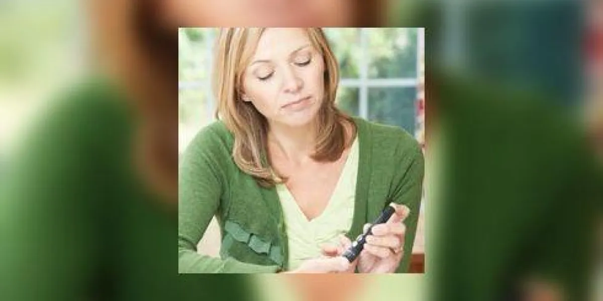 femme vérifiant le niveau de sucre dans le sang à la maison femme vérifiant le niveau de sucre dans le sang à la maison