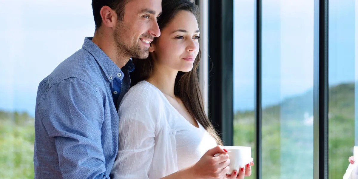 romantique jeune couple heureux se détendre à la maison moderne à l'intérieur