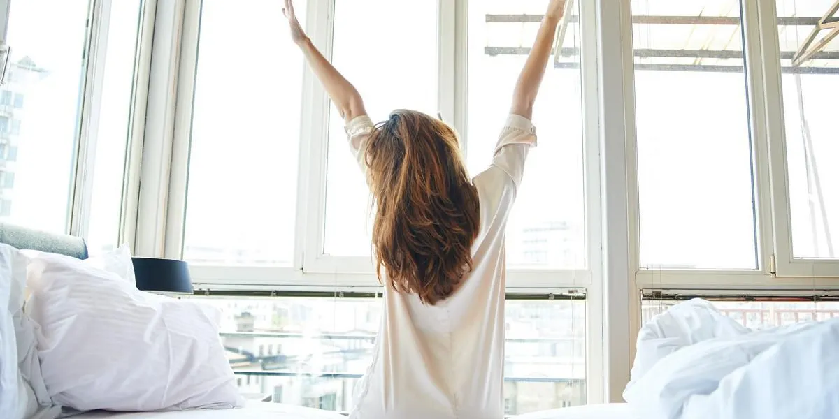 femme qui s'étend au lit, vue arrière femme qui s'étend au lit, vue arrière