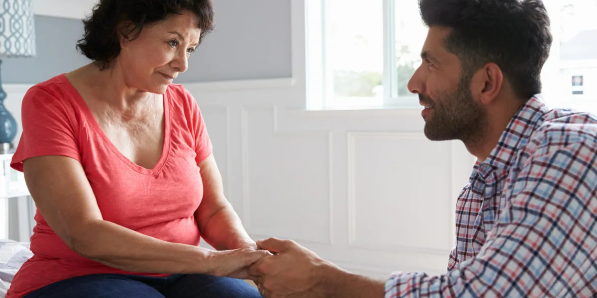 fils adulte réconfortant mère souffrant de démence fils adulte réconfortant mère souffrant de démence
