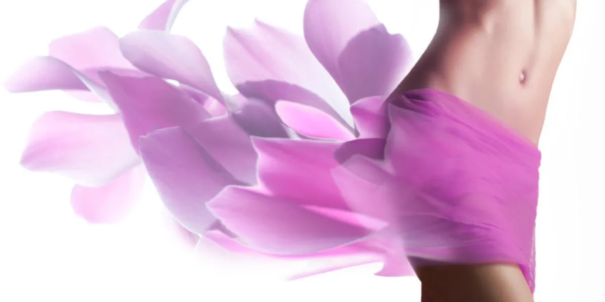 belle femme avec des pétales roses sur ses hanches