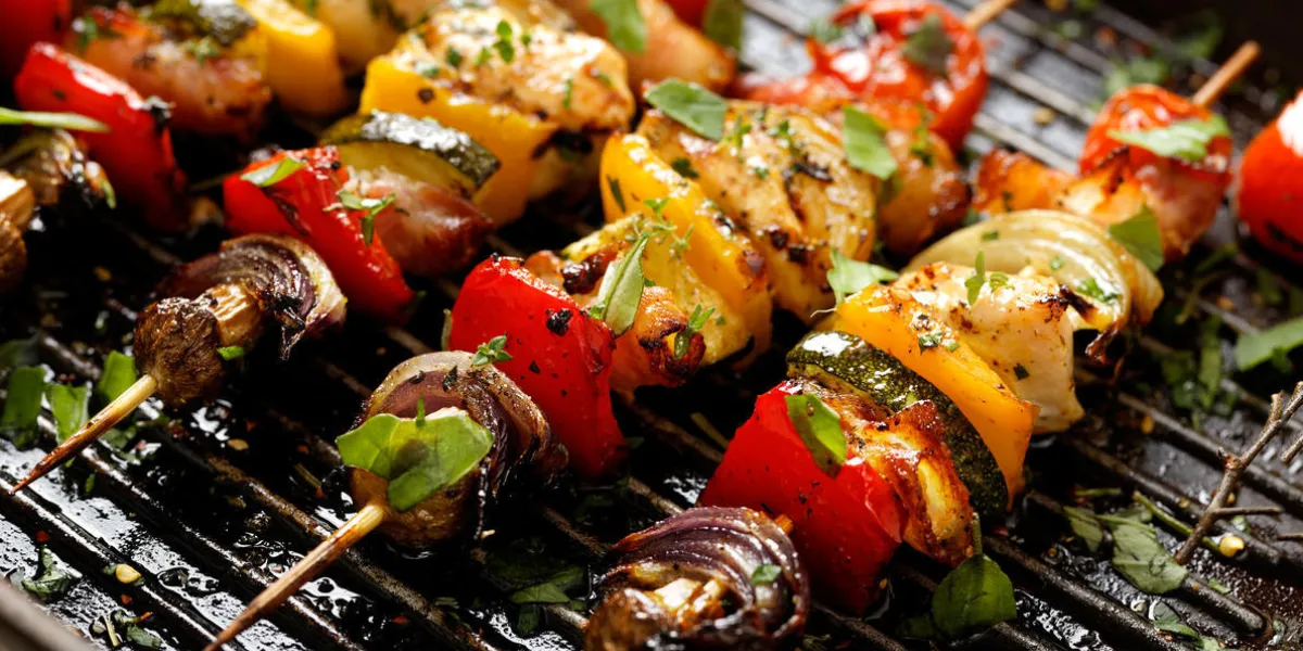 brochettes grillées de légumes et de viandes diverses