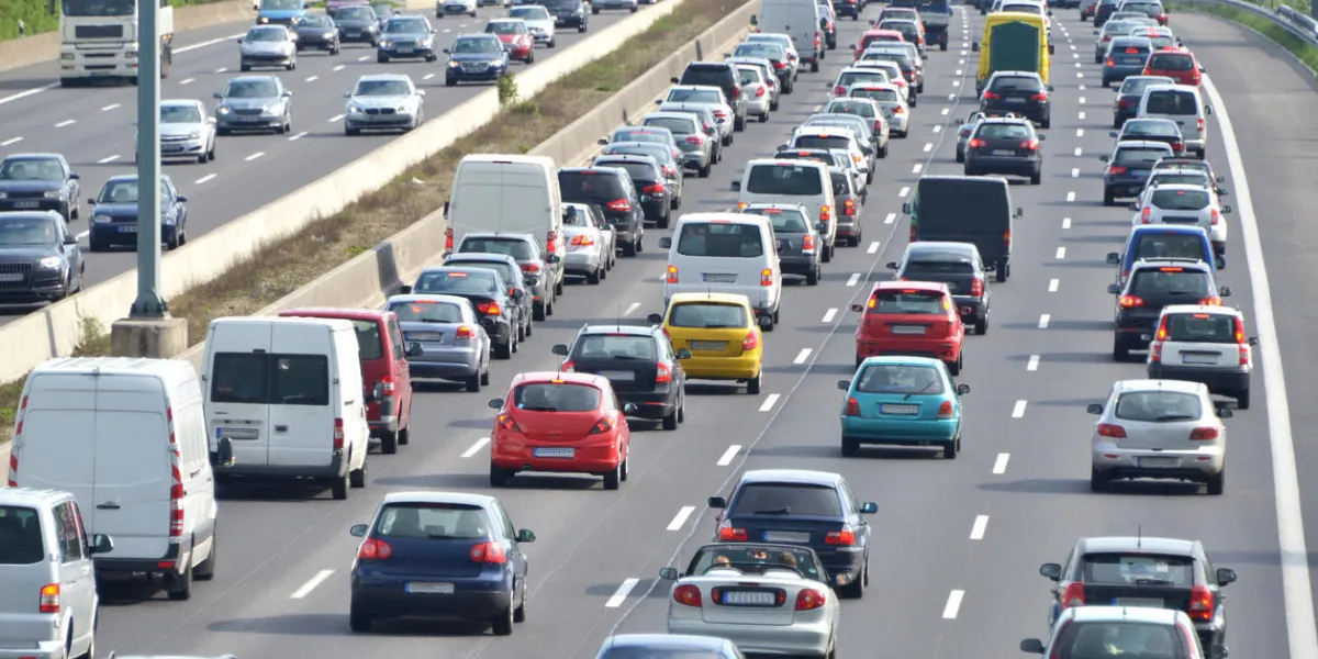 embouteillage sur l'autoroute à quatre voies à l'heure de pointe