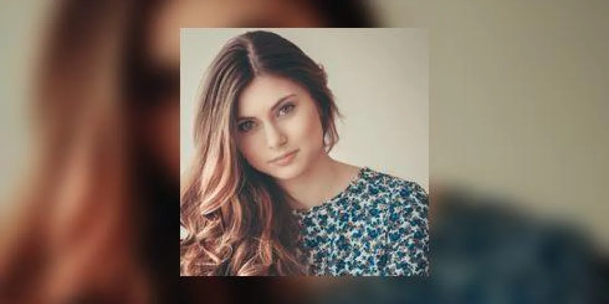 belle jeune femme avec longs cheveux roux bouclés, portrait d'intérieur avec flou virage vintage flou, instagram filtres belle jeune femme avec longs cheveux roux bouclés, portrait d'intérieur avec flou virage vintage flou, instagram filtres