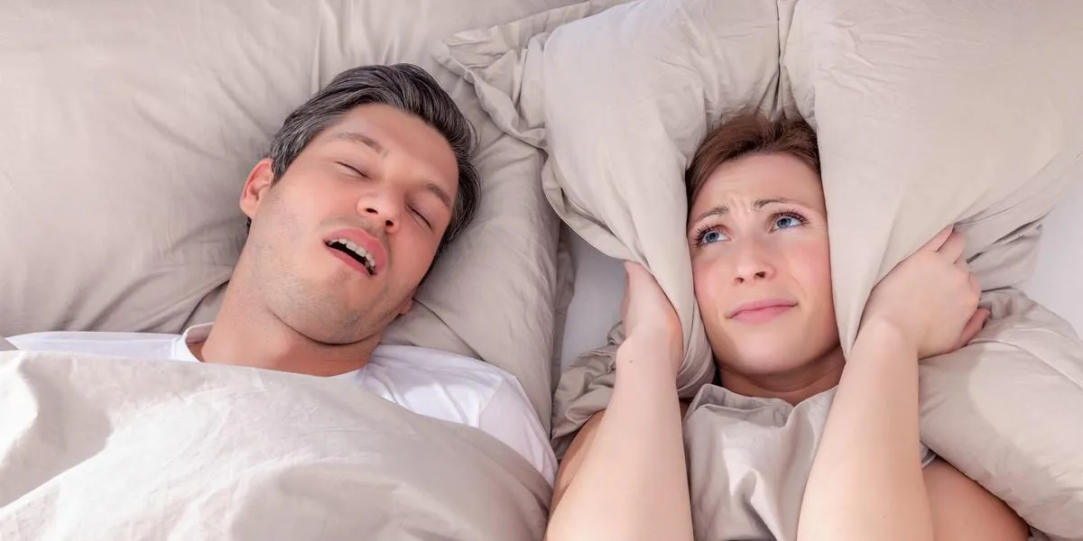 la femme ne peut pas dormir à cause du ronflement la femme ne peut pas dormir à cause du ronflement