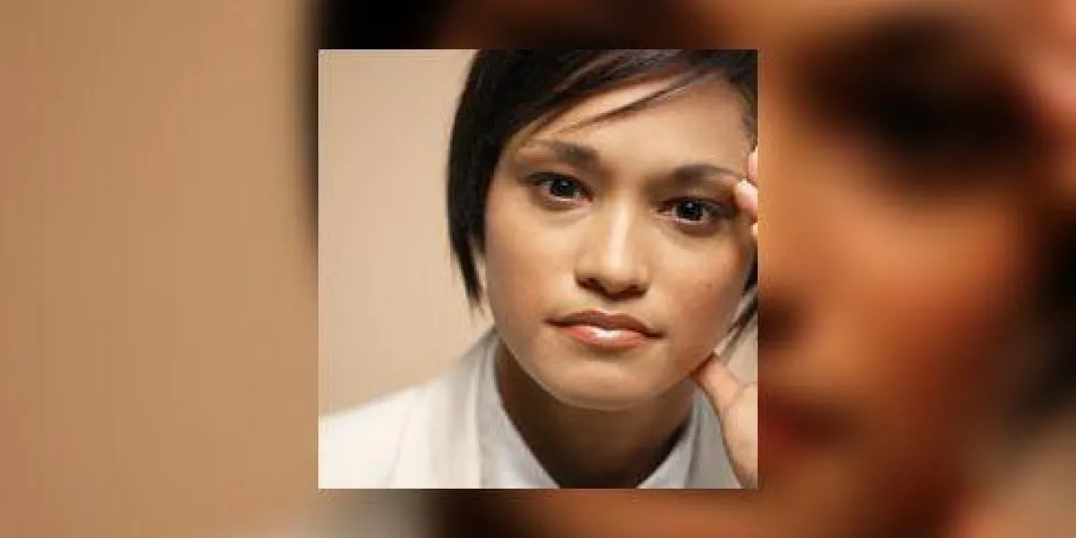 portrait de close-up d'une jeune femme d'affaires avec sa main touchant le côté de son visage