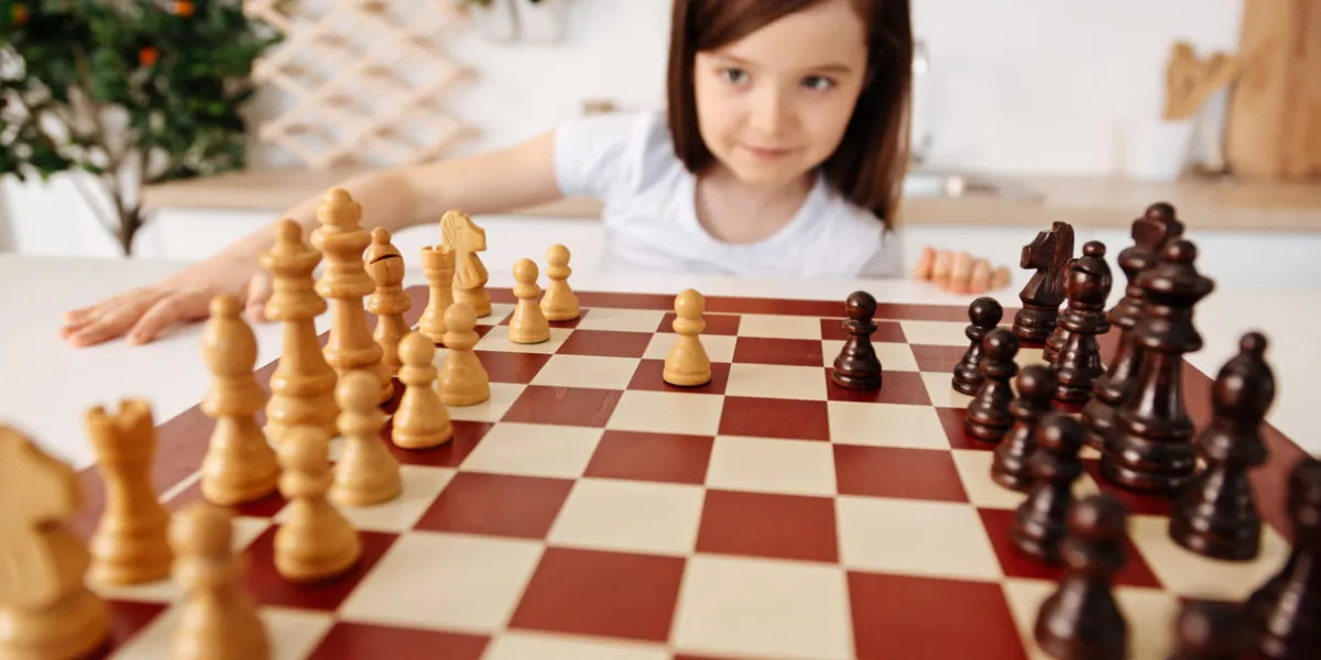 nouvelle vision l'accent étant mis sur l'échiquier avec deux pions au milieu tandis que l'arrière-plan ayant une fille intelligente créative regardant l'échiquier sous un angle différent nouvelle vision l'accent étant mis sur l'échiquier avec deux pions au milieu tandis que l'arrière-plan ayant une fille intelligente créative regardant l'échiquier sous un angle différent