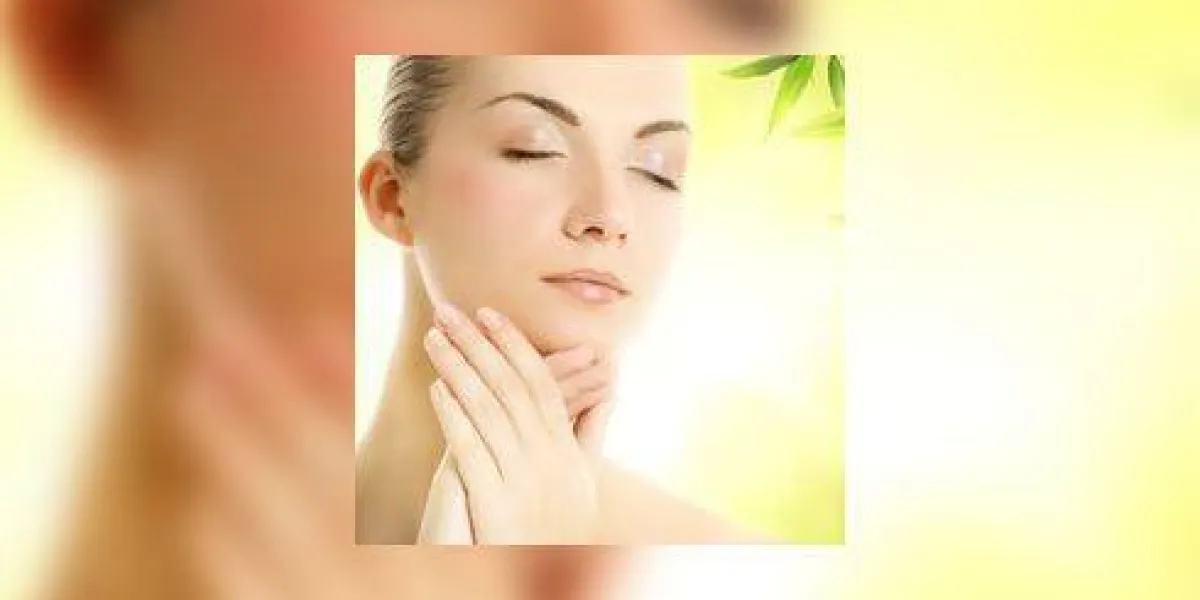 belle jeune femme appliquant des cosmétiques bio sur sa peau belle jeune femme appliquant des cosmétiques bio sur sa peau