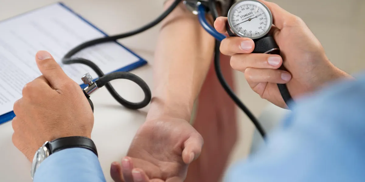 gros plan d'un médecin vérifiant la pression artérielle d'un patient