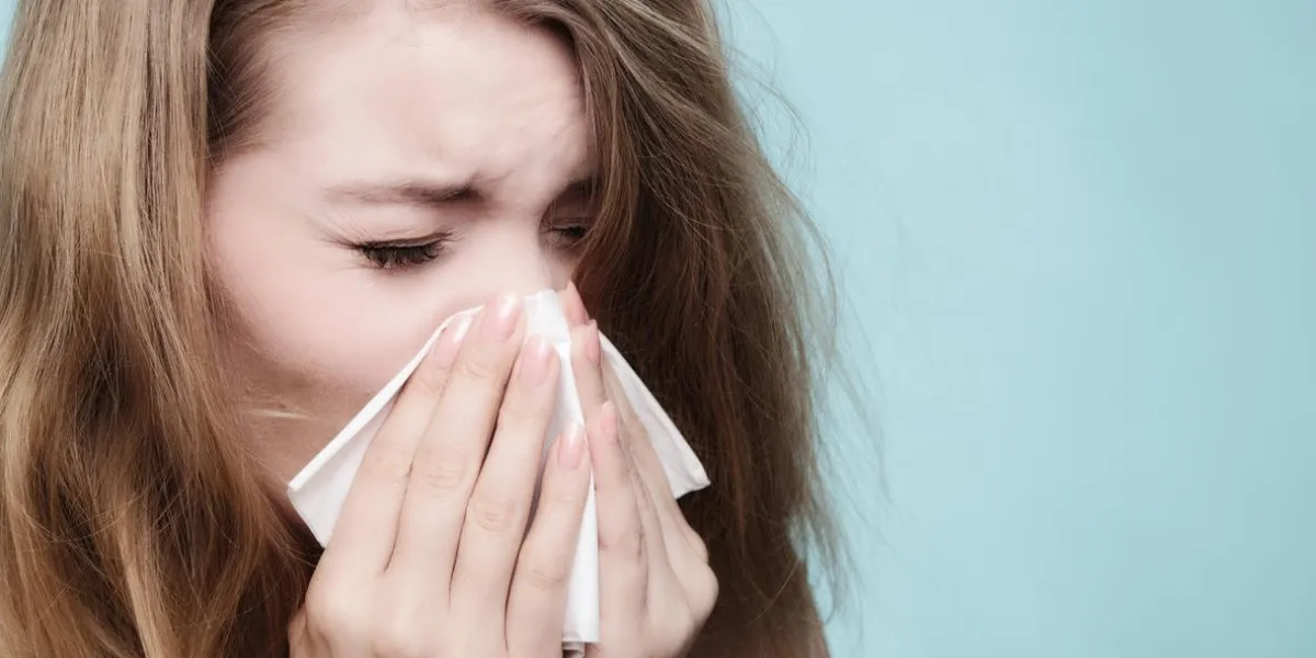 grippe, froid, ou, allergie, symptôme, malade, femme, girl, éternuer, dans, tissu, sur, bleu, santé, soin grippe, froid, ou, allergie, symptôme, malade, femme, girl, éternuer, dans, tissu, sur, bleu, santé, soin