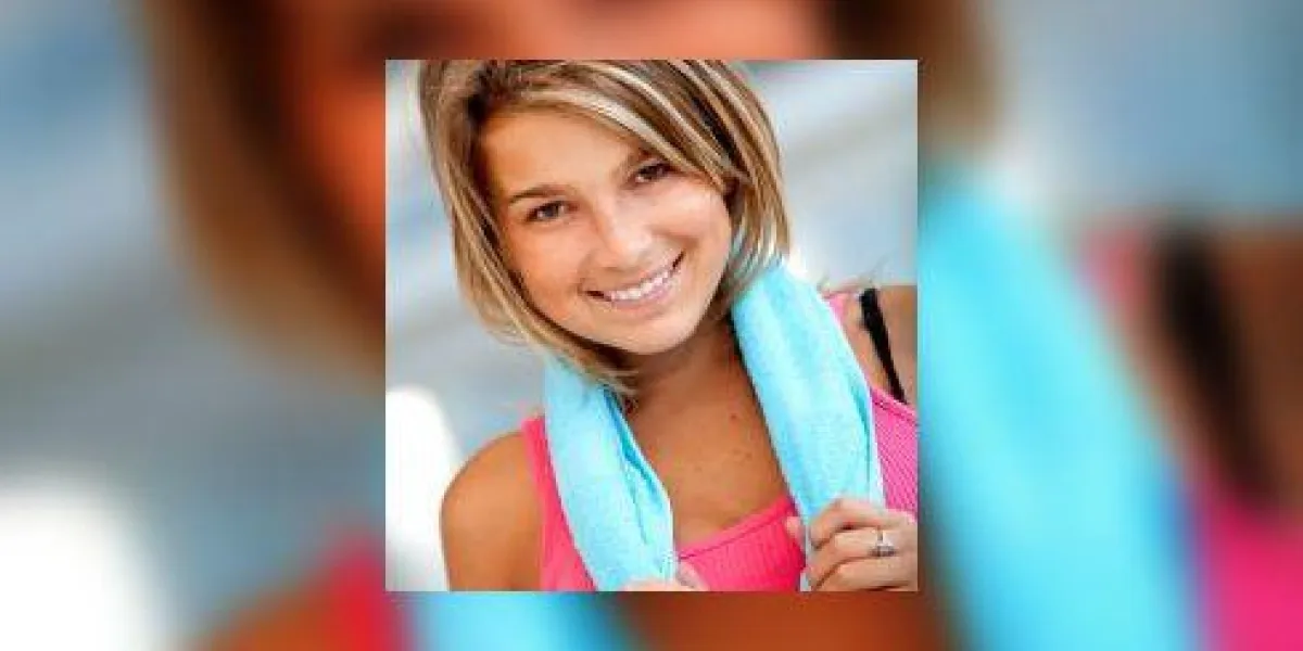 portrait de belle femme à la gym en souriant