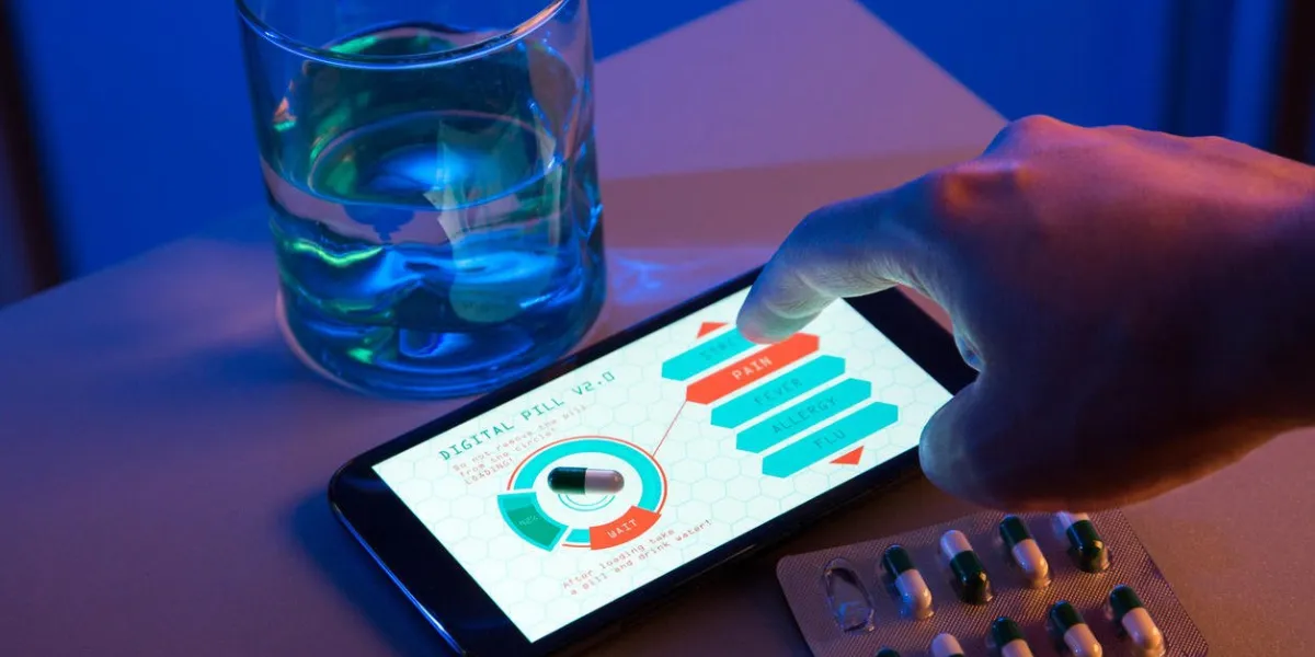 choisissant le type de pilule sur un appareil de haute technologie, concept de médicaments de la prochaine génération, interface dessinés à la main choisissant le type de pilule sur un appareil de haute technologie, concept de médicaments de la prochaine génération, interface dessinés à la main