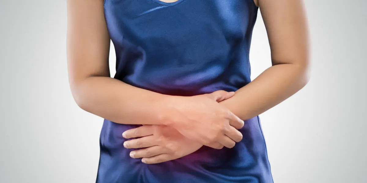 douleur d'estomac, intoxication alimentaire, dyspepsie émotion humaine négative expression réaction problèmes de santé problèmes isoler sur fond blanc, belle fille femme avec concept de problème de corps