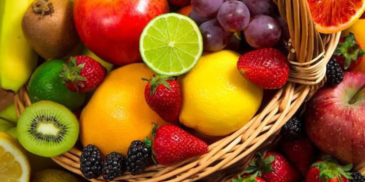 mélange de fruits frais sur le panier en osier