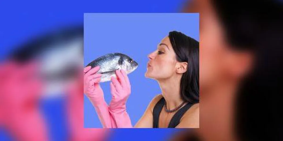femme embrasser un poisson