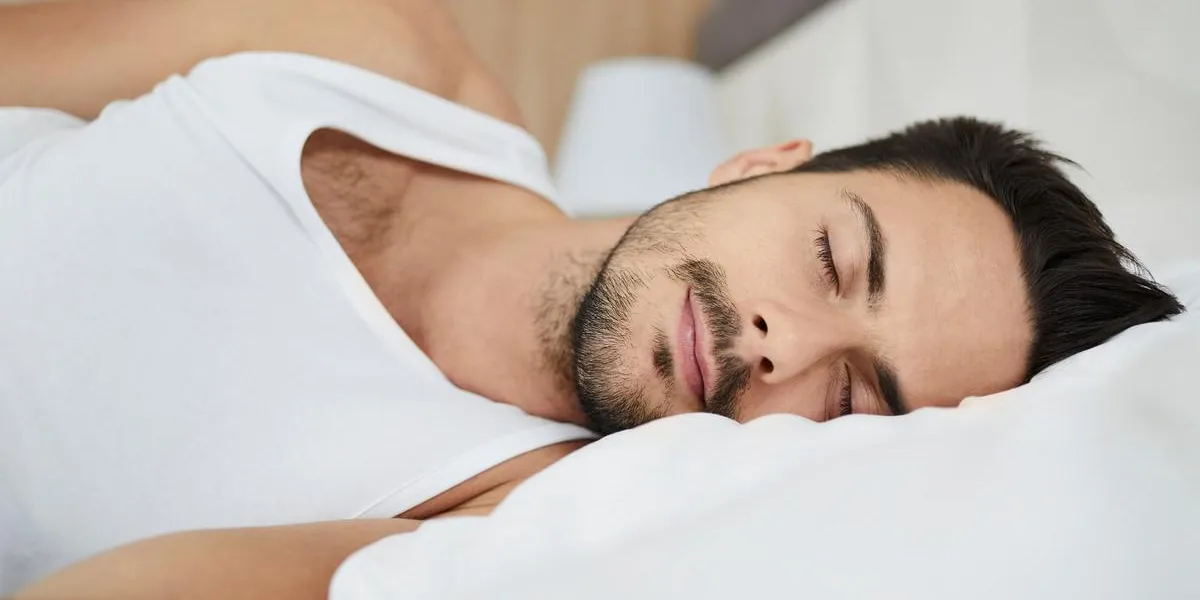 portrait d'un bel homme au lit