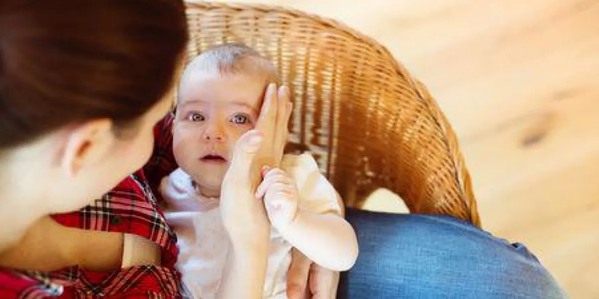 pleurer petit bébé dans les bras de sa mère dans un salon pleurer petit bébé dans les bras de sa mère dans un salon