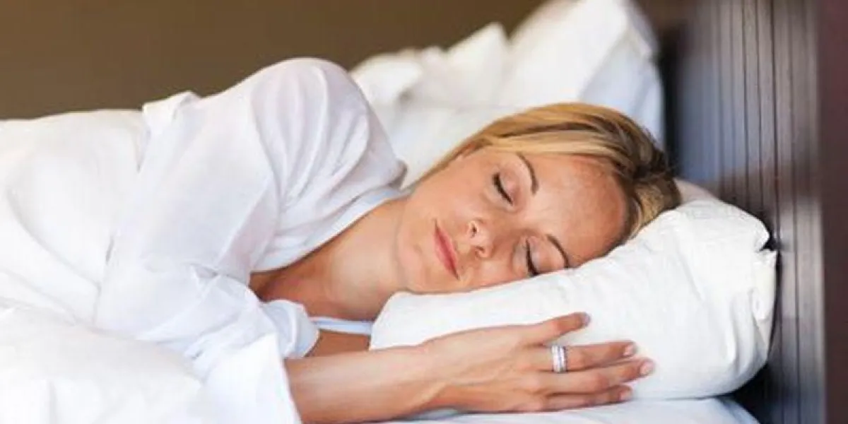 séduisante jeune femme détente au lit séduisante jeune femme détente au lit