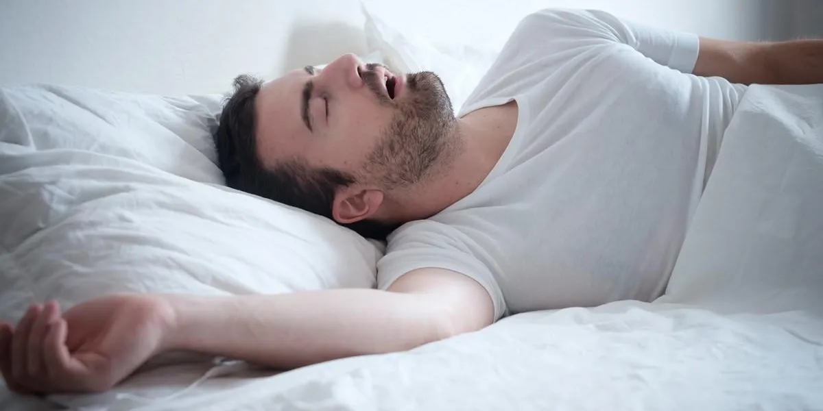 homme dort dans son lit et ronfle bruyamment