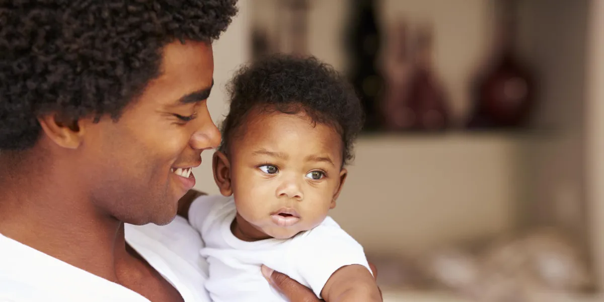 papa heureux câlins bébé fils à la maison en souriant papa heureux câlins bébé fils à la maison en souriant