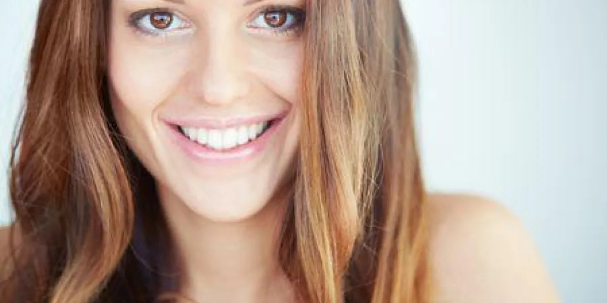 gros plan de femme heureuse en regardant la caméra