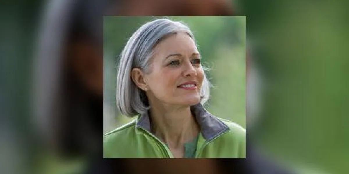 femme mature avec de longs cheveux gris à la recherche de côté, gros plan