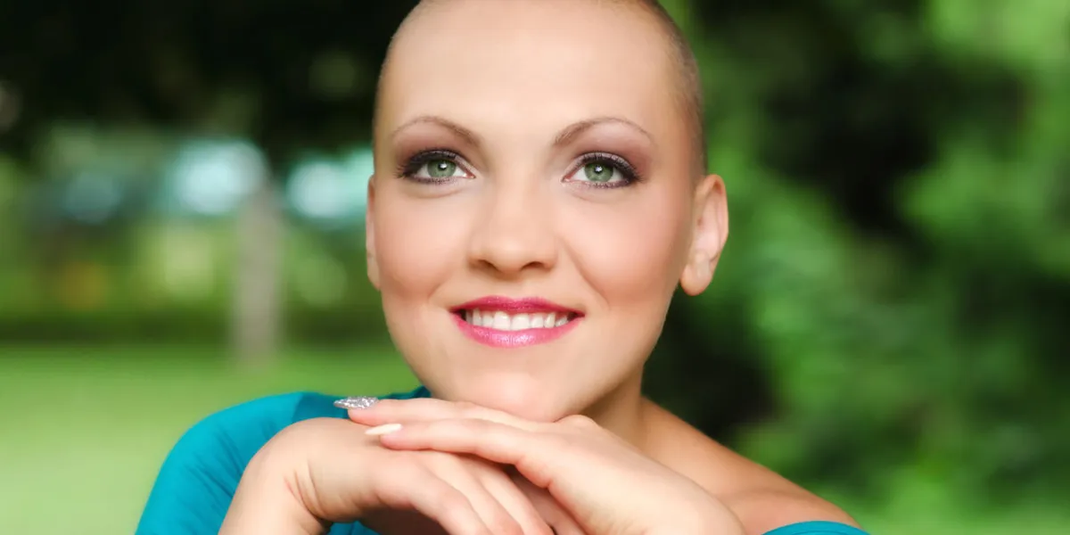 survivant du cancer heureux et jeune après une chimiothérapie réussie survivant du cancer heureux et jeune après une chimiothérapie réussie