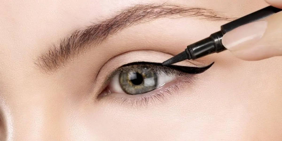 beau modèle application eyeliner gros plan sur les yeux