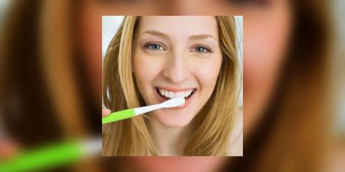 femme se brosser les dents