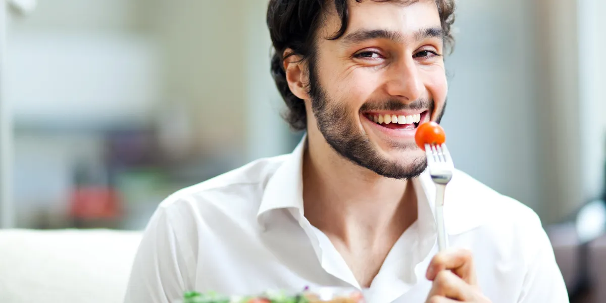 homme heureux, manger une salade homme heureux, manger une salade