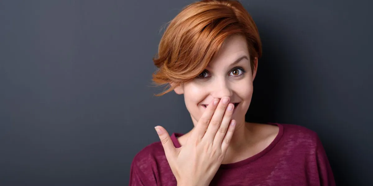 femme tient une main dans la surprise