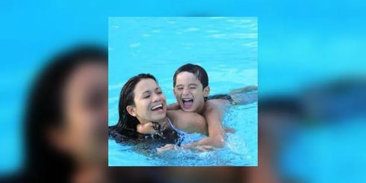 mère et fils s'amuser dans l'eau