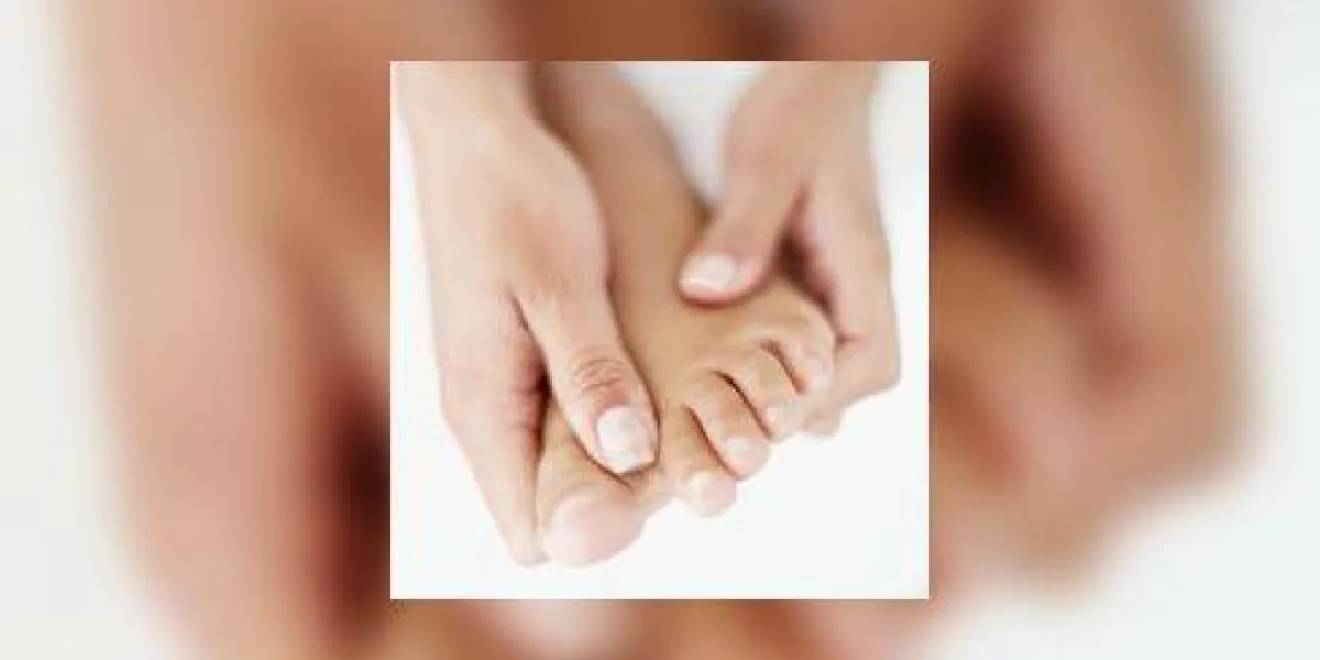 femme recevant un massage de réflexologie femme recevant un massage de réflexologie