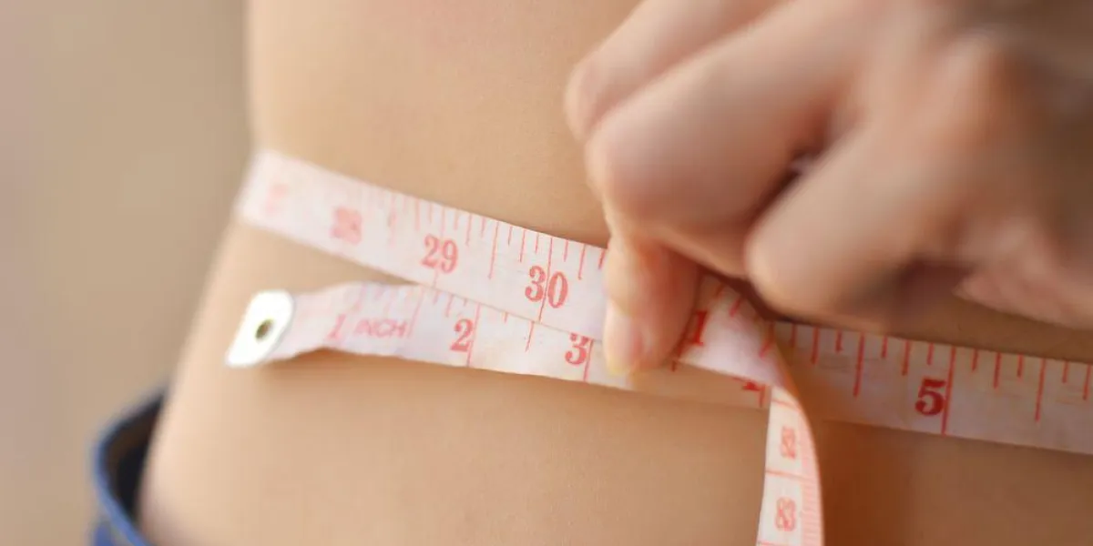 les femmes avec un ruban à mesurer