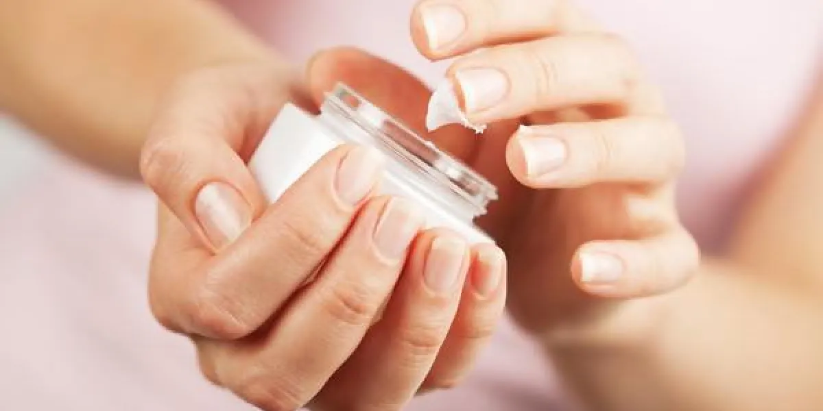 mains de belle femme appliquant la crème mains de belle femme appliquant la crème
