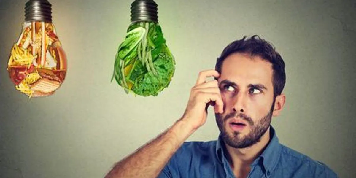 perplexe, homme, pensée, regarder, malbouffe, et, vert, légumes, formé, comme, ampoules, décision, isolé, sur, fond gris, choix régime, droit, alimentation, sain, mode de vie, concept bien-être perplexe, homme, pensée, regarder, malbouffe, et, vert, légumes, formé, comme, ampoules, décision, isolé, sur, fond gris, choix régime, droit, alimentation, sain, mode de vie, concept bien-être