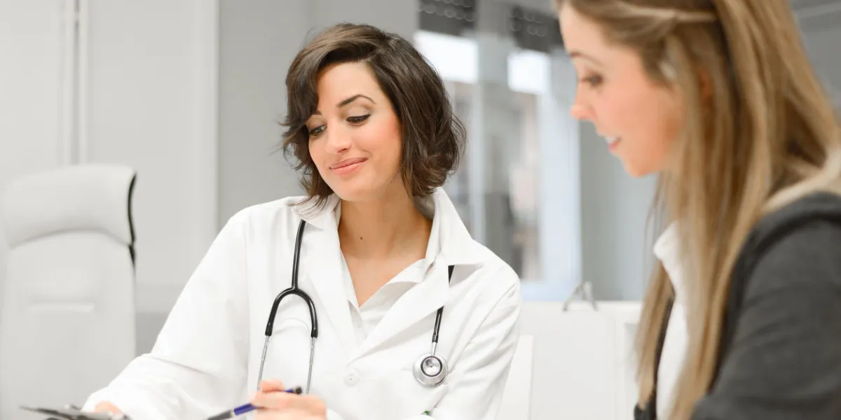 femme médecin expliquant le diagnostic à sa patiente
