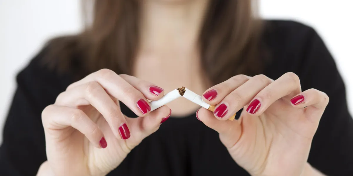 jeune femme rompt une cigarette plus de santé et de beauté