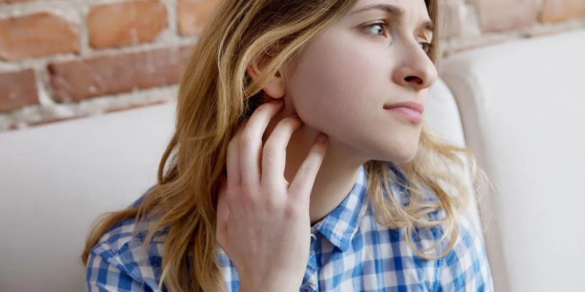 jeune femme se gratte le cou, problème de dermatologie jeune femme se gratte le cou, problème de dermatologie