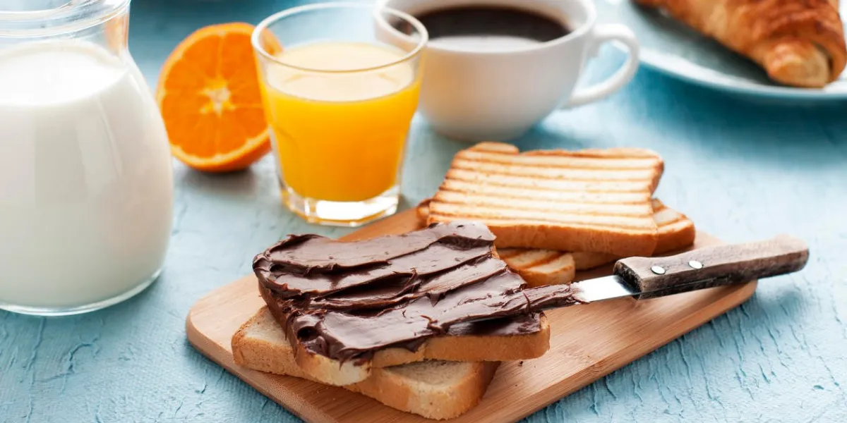 petit-déjeuner sain sur la table se bouchent
