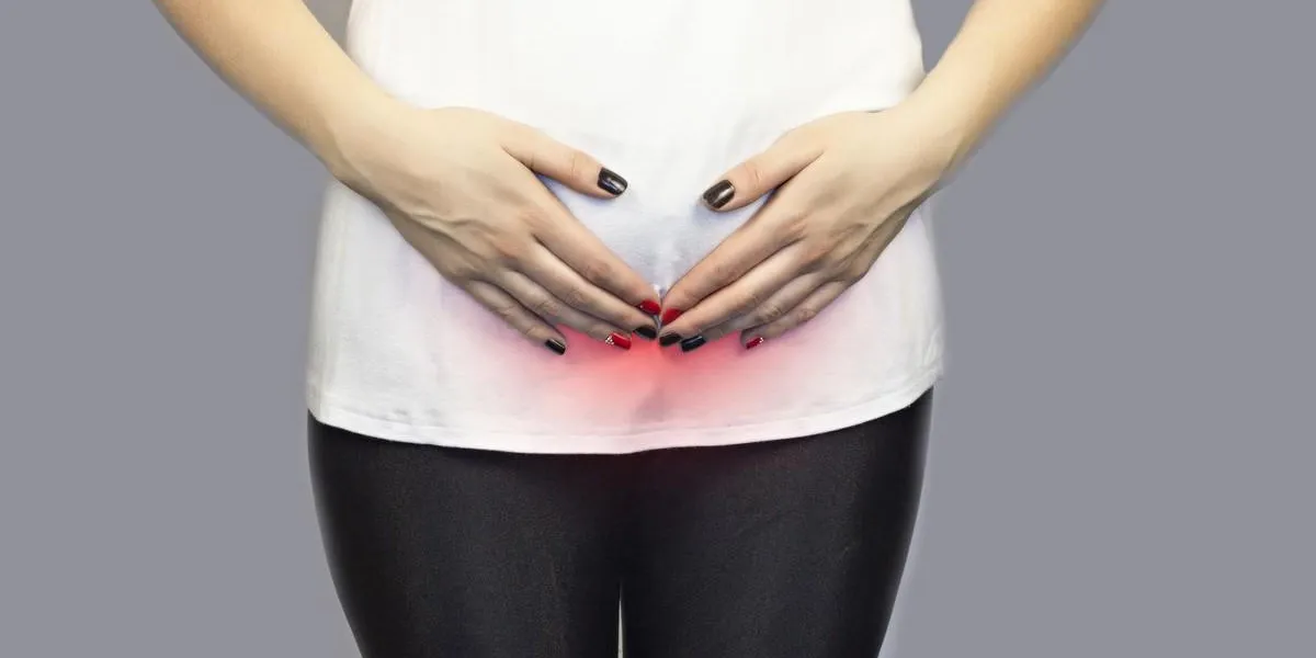 the girl holds on to the bottom of the abdomen, the lower abdomen is red, the middle plan
