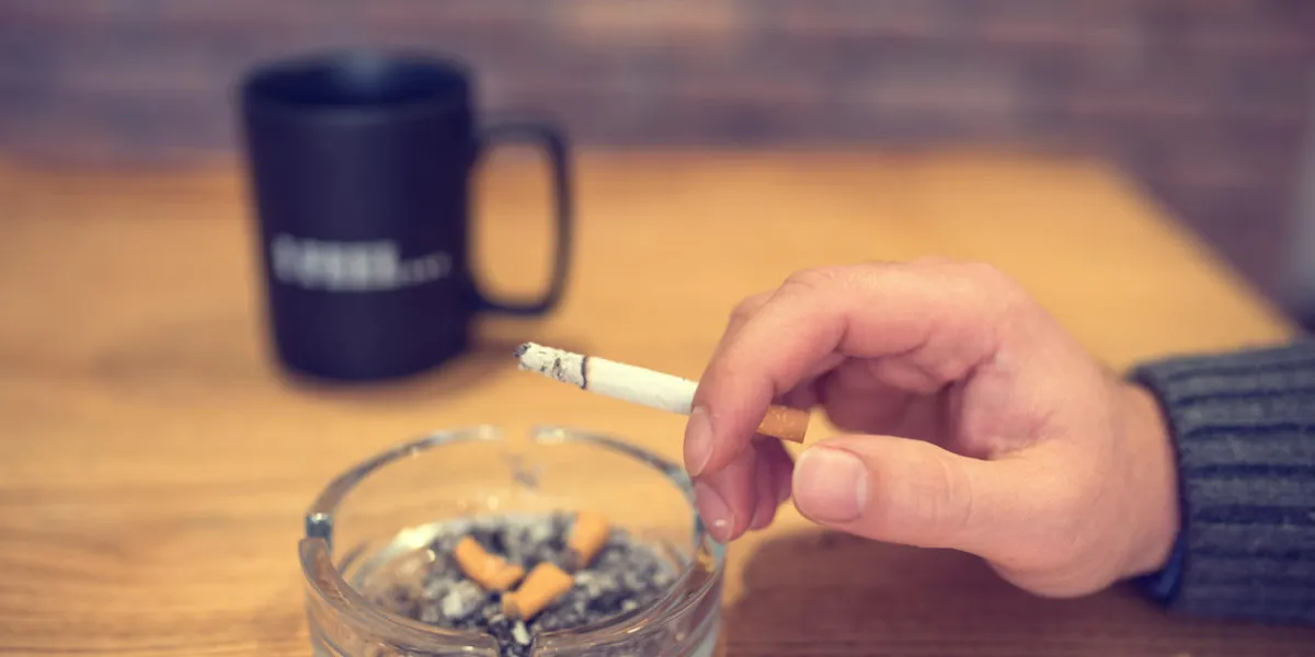 fumer la cigarette sur la table fumer la cigarette sur la table