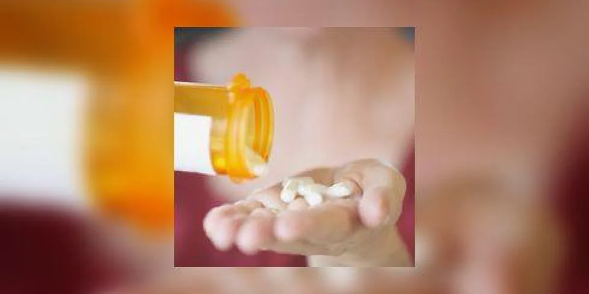 gros plan des mains d'une personne tenant une bouteille de pilules gros plan des mains d'une personne tenant une bouteille de pilules